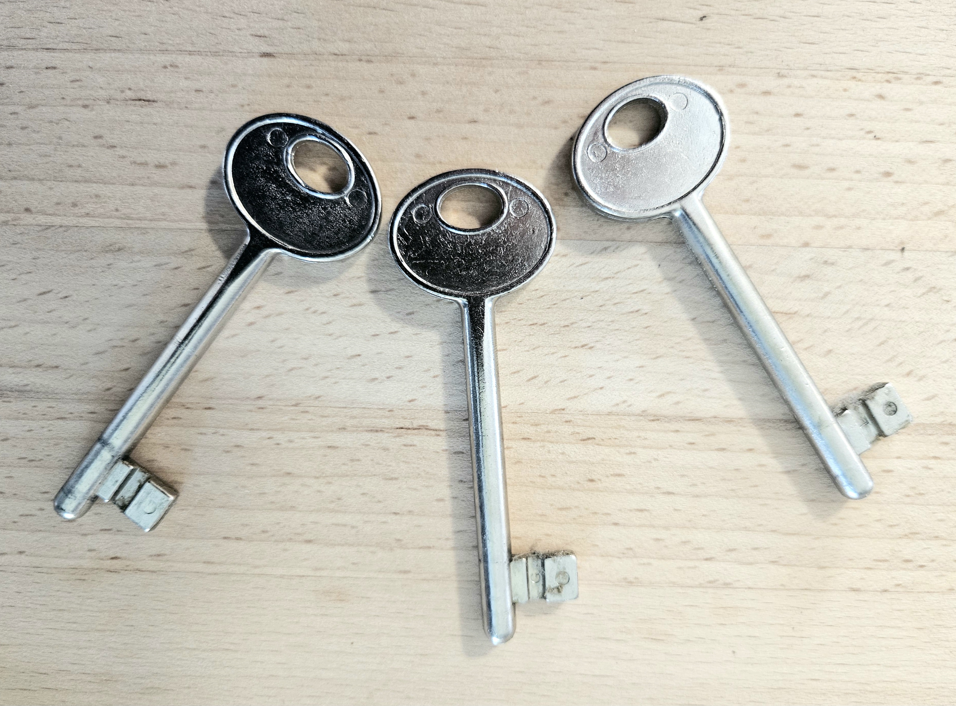Picture showing three keys that symbolize key words and how important they are in helping to get a higher band score in the IELTS test and, particularly, the IELTS Reading Test.